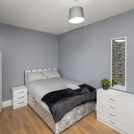 公寓 Town Centre Town House Free Wifi And Free On Street Parking *
